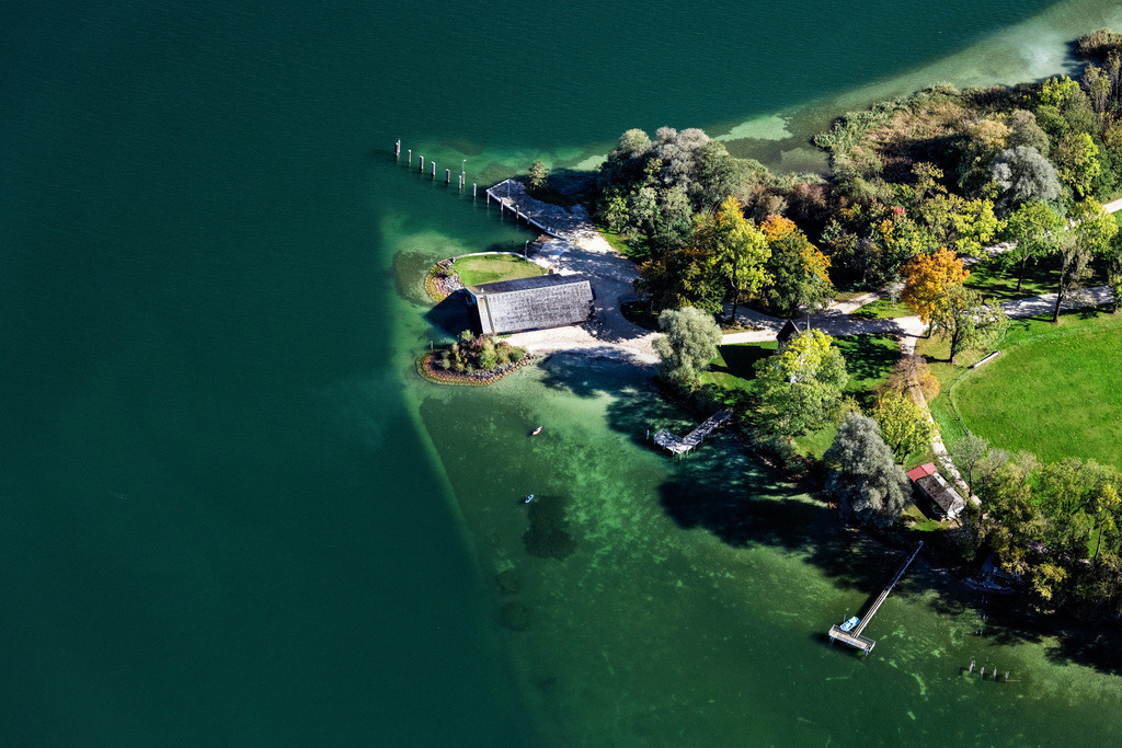 dr__0038846.jpg | CHIEMSEE 11.10.2019 Fährhafenanlagen an der Herrenchiemsee in Chiemsee im Bundesland Bayern, Deutschland. // Ferry port facilities on the seashore in Chiemsee in the state Bavaria, Germany. Foto: Daniel Reiter
