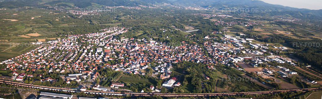 Luftbild: Panorama in Renchen im Bundesland Baden-Württemberg in Deutschland. Foto: IMG_59236-Bearbeitet.jpg vom 15.08.2013 durch Werner Riehm/FLY-FOTO.deAuflösung des Originals: 9295 x 2877 px