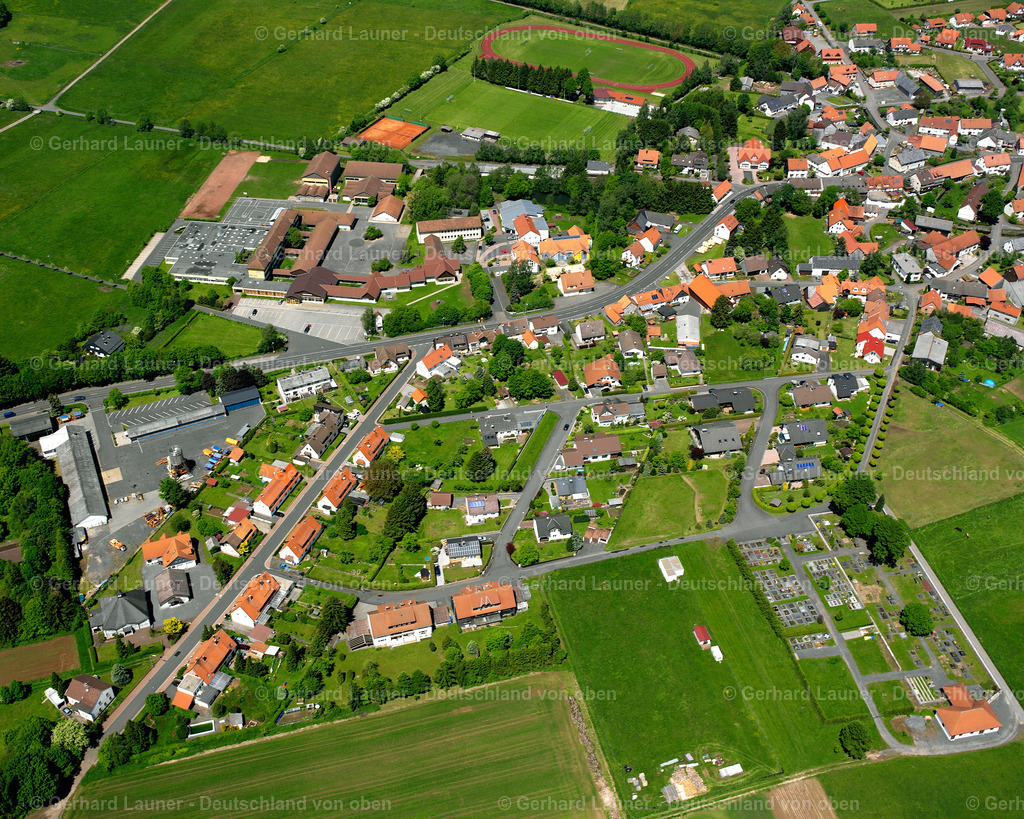 2615361 | Grebenhain 09.06.2006 Landwirtschaftliche Nutzflächen und Feldgrenzen  umsäumen das Siedlungsgebiet des Dorfes in Crainfeld im Bundesland Hessen, Deutschland // Agricultural land and field boundaries surround the settlement area of the village  in Crainfeld in the state Hesse, Germany Foto: Gerhard Launer