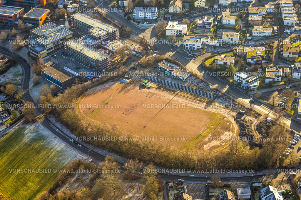 Meschede260104278 | Luftbild, Tennenplatz Schederweg Sportanlage des Schulzentrums, Fußballplatz Aschenplatz, Baustelle mit Sanierung und Modernisierung der Hauptschule St. Walburga, Meschede-Stadt, Meschede, Sauerland, Nordrhein-Westfalen, Deutschland