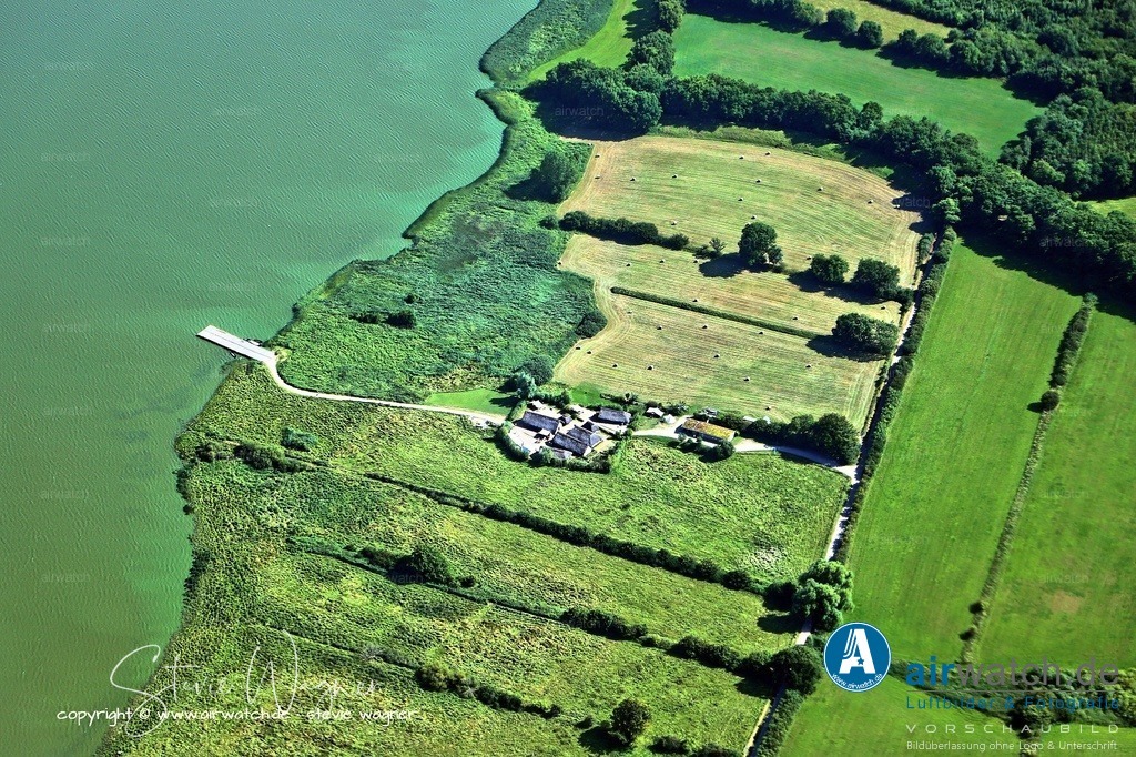 Haithabu - UNESCO-Welterbe - Luftbild | Am 30. Juni 2018 wurden Haithabu und das Danewerk gemeinsam als „Archäologischer Grenzkomplex Haithabu und Danewerk“ in die UNESCO-Welterbeliste aufgenommen.  Die Stätte erfüllt die Kriterien (iii) und (iv) als außergewöhnliches Zeugnis der kulturellen Begegnung und als hervorragendes Beispiel eines historischen Ensembles. Heute vermittelt das Wikinger Museum Haithabu das Leben in der Wikingerzeit durch Ausstellungen und rekonstruierte Gebäude.