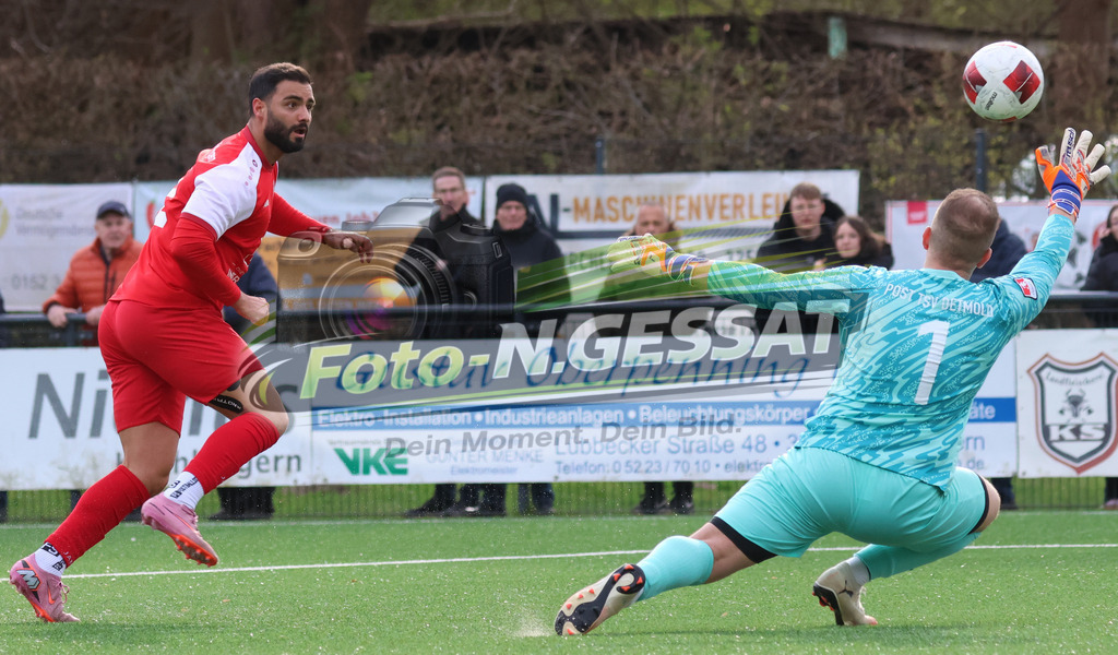 FC RW Kirchlengern - Post TSV Detmold | Auf dem Bild zu sehen: Rot FC RW Kirchlengern: Omar Khaled ; blau Post TSV Detmold: Tim BukowskiFC RW Kirchlengern, Post TSV Detmold, Saison 25/26, Landesliga, Deutschland - Realisiert mit Pictrs.com