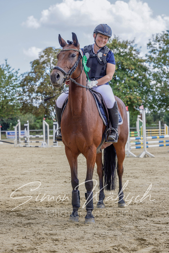 20250906-_3LI6597 | Tierfotografie Pferde, Hunde, Katzen, Haustiere.
Turnierfotografie Reitturniere, Reiten, Springreiten, Dressur in Hanau, dem Main-Kinzig-Kreis und dem Rhein-Main- Gebiet um Frankfurt