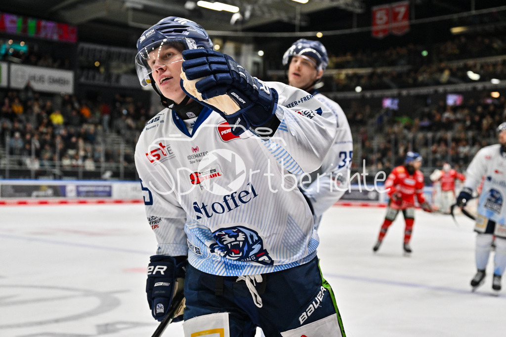 Augsburger Panther - Straubing Tigers | Augsburg, DEUTSCHLAND - 14. NOVEMBER: Jubel der Gäste nach dem Treffer zum 4-9 durch Elis HEDE (Straubing Tigers 75) / Tor / Torschuetze / Freude / Happy beim Ligaspiel zwischen den Augsburger Panthern und den Straubing Tigers am 18. Spieltag der Penny DEL im Curt Frenzel Stadion am 14.11.2025