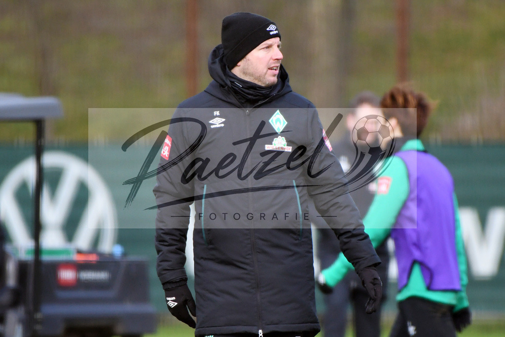 20200212_TRASVW_0097 | Fussball, Herren: Trainer Florian Kohfeldt (SV Werder Bremen) schaut waehrend der Trainingseinheit des SV Werder Bremen auf dem wohninvest Weserstadion Trainingsplatz am 12.02.2020 in Bremen, Deutschland. - Realisiert mit Pictrs.com