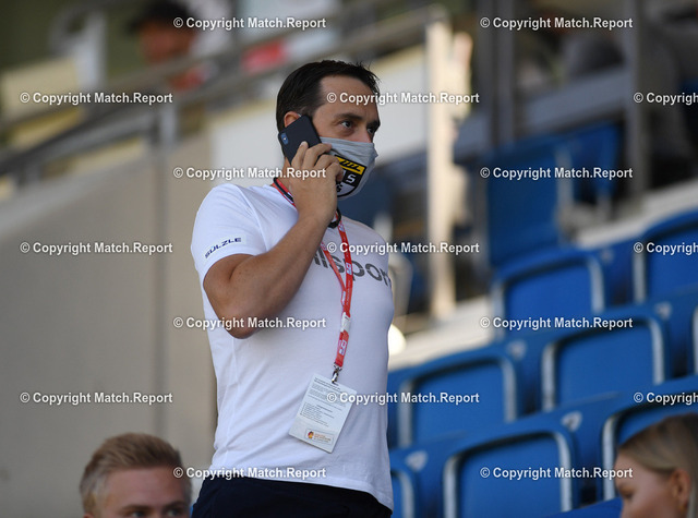 ulm | Fussball WFV Pokal 2019/2020 am 22.08.2020 in Stuttgart (GAZI Stadion auf der Waldau)Jan Lindenmair (Geschaeftsfuehrer TSG Balingen) am Telefon, telefoniertFOTO: ULMER Pressebildagentur / Moritz LissxxNOxMODELxRELEASExx