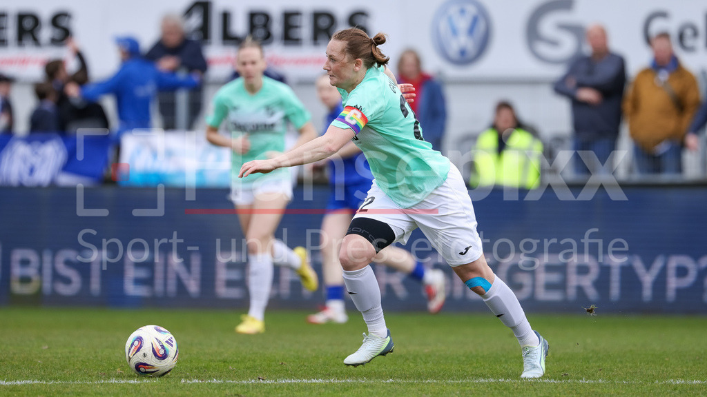 Fussball, 2. Frauen-Bundesliga, SV Meppen - SC Sand | Jenny Gaugigl (SC Sand, 22) am Ball, Einzelbild, Ganzkörper, Aktion, Action, Spielszene, DIE DFB-RICHTLINIEN UNTERSAGEN JEGLICHE NUTZUNG VON FOTOS ALS SEQUENZBILDER UND/ODER VIDEOÄHNLICHE FOTOSTRECKEN. DFB REGULATIONS PROHIBIT ANY USE OF PHOTOGRAPHS AS IMAGE SEQUENCES AND/OR QUASI-VIDEO.