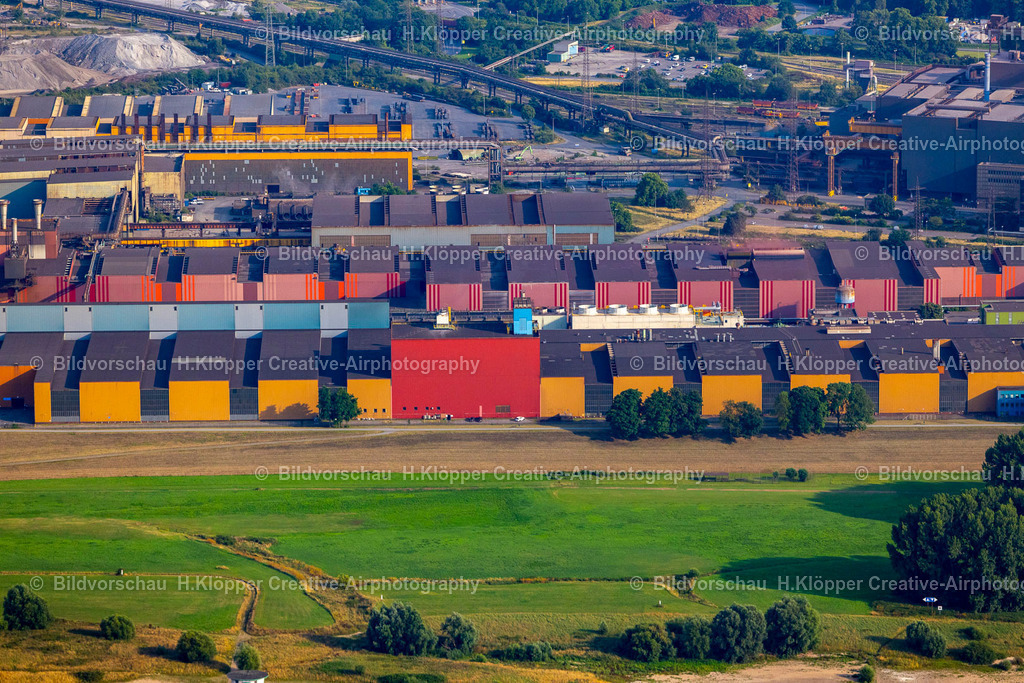 Luftbild Duisburg-5396 | Luftbildfotografie Technische Anlagen Technische Anlagen und Produktionshallen des Stahlwerkes " thyssenkrupp Steel Europe AG " in Duisburg im Bundesland Nordrhein-Westfalen. Rauchwolkenbildung aus den Schloten der Abgastürme " Kokerei Schwelgern " an der Straße Alsumer Steig im Ortsteil Marxloh in Duisburg im Ruhrgebiet im Bundesland Nordrhein-Westfalen - Realisiert mit Pictrs.com