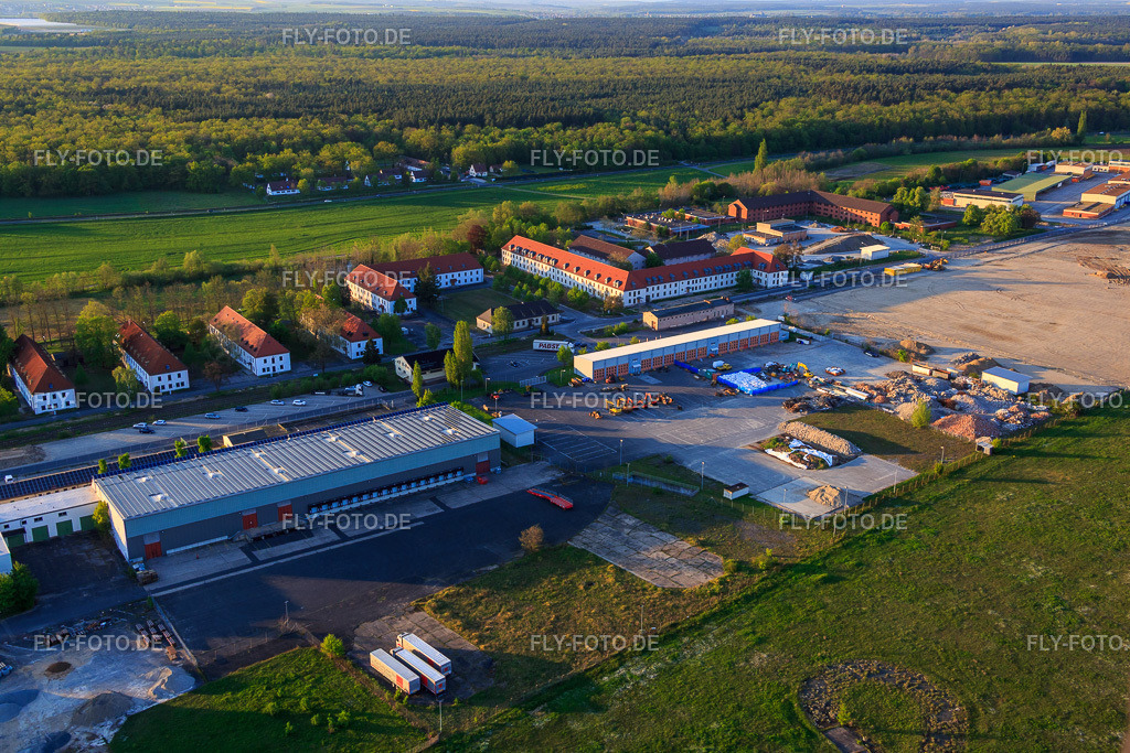 FRITSCH MHK4 und Guesthouse MOWO conneKT am Flugplatz https://www.mowo-monteurwohnungen.de/ | Luftbild: FRITSCH MHK4 und Guesthouse MOWO conneKT am Flugplatz https://www.mowo-monteurwohnungen.de/ im Ortsteil Hoheim in Kitzingen im Bundesland Bayern in Deutschland. Foto: IMG_088070.jpg vom 06.05.2016 durch Werner Riehm/FLY-FOTO.de - Realisiert mit Pictrs.com