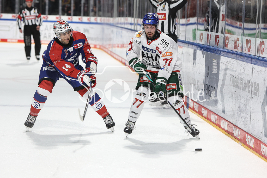 Nürnberg Ice Tigers - Augsburger Panther | im Duell Cole MAIER (NIT #14) und Luca TOSTO (AEV #77) / Zweikampf