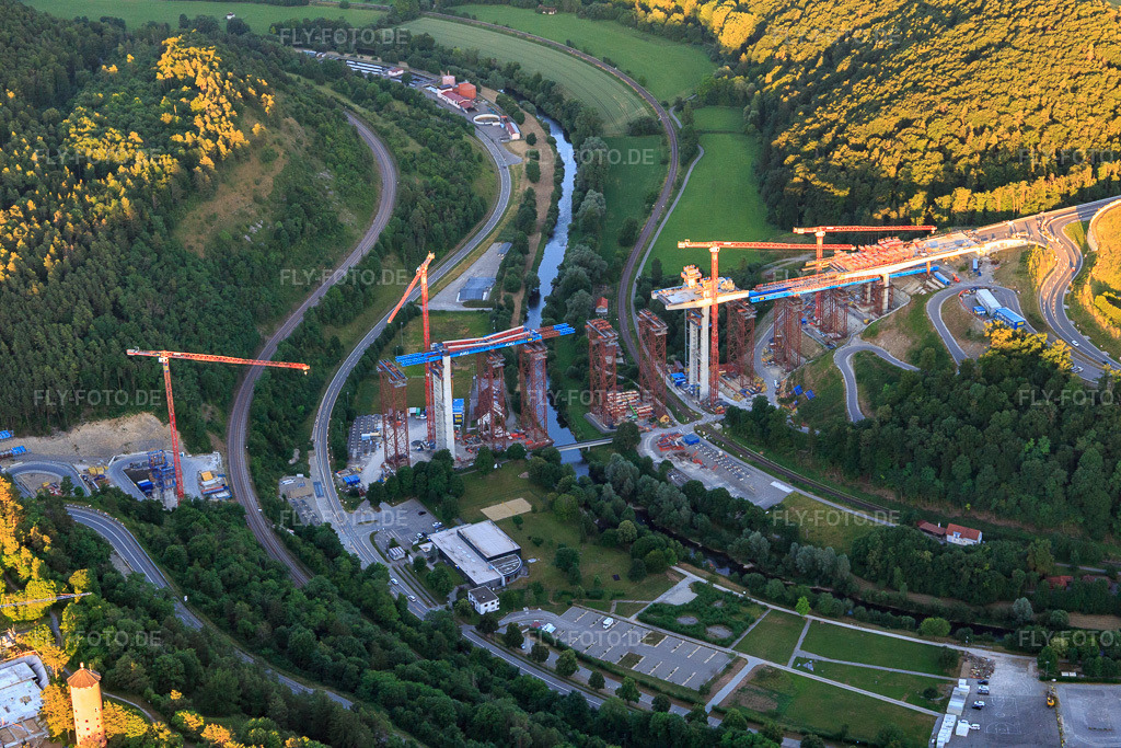 Luftbild: Baustelle der Neckartalhochbrücke Horb am Neckar zur Überquerung des Neckars für die B32 / B28 im Ortsteil Nordstetten in Horb im Bundesland Baden-Württemberg in Deutschland.Foto: IMG_149081.jpg vom 28.06.2025 durch Werner Riehm/FLY-FOTO.deNeckartalbrücke B 32 | Stadt HorbHochbrücke Horb