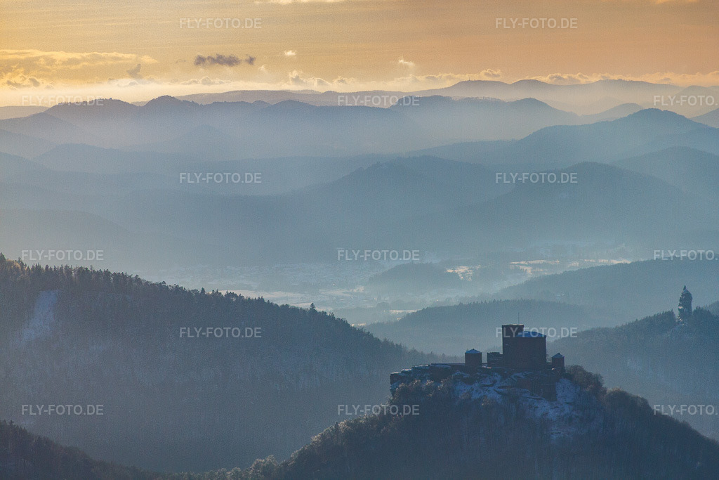 Luftbild: Burg Trifels im Schnee in Annweiler am Trifels im Bundesland Rheinland-Pfalz in Deutschland. Foto: IMG_36390.jpg vom 03.01.2011 durch Werner Riehm/FLY-FOTO.de