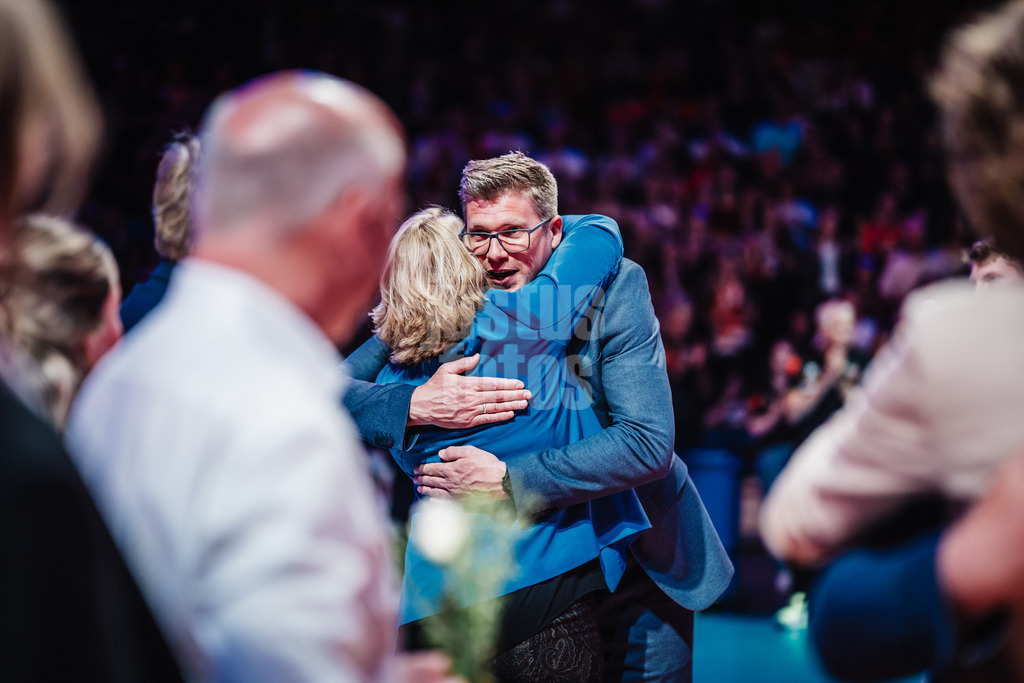 Volleyball | Herren | Saison 2024/2025 | 1. Volleyball Bundesliga Männer | Finale | BERLIN RECYCLING Volleys vs. SVG Lüneburg | 03.05.2025 | v.l. Claudia Kalisch (Oberbürgermeisterin Lüneburg) und Trainer Stefan Hübner (SVG Lüneburg)