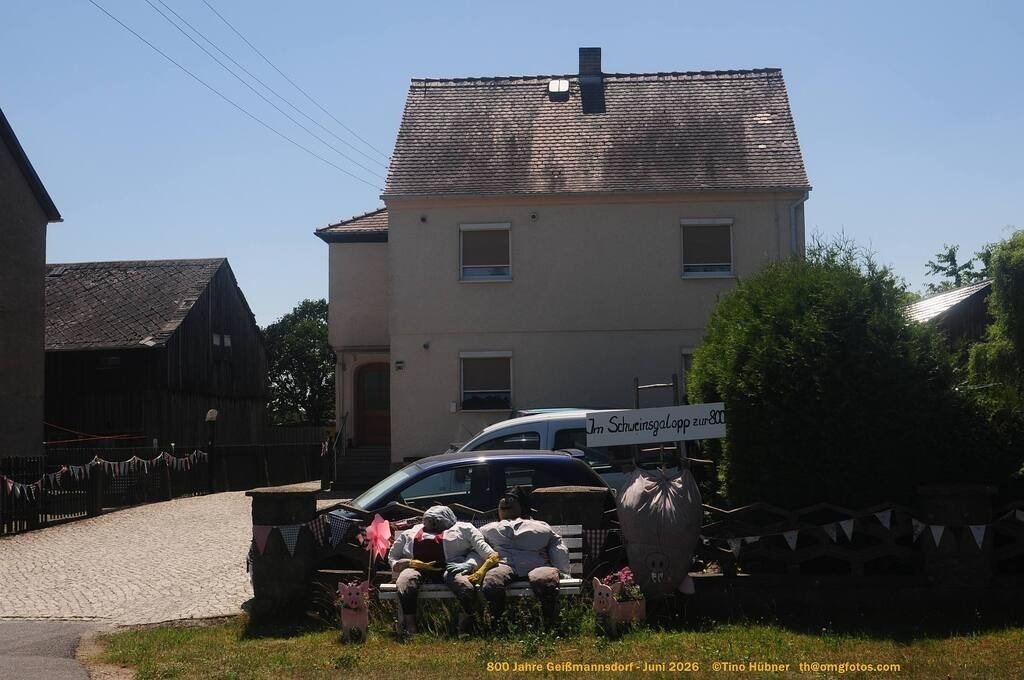 Geißmannsdorf-2026-Ortsbilder-451 | Geißmannsdorf bei Bischofswerda im Sommer 2026. Ein fotografischer Streifzug durch das Dorf Geißmannsdorf, mit Gebäuden, Straßen, Strohpuppen und geschmückten Vorgärten und Grundstücken anlässlich der 800-Jahr-Feier von Geißmannsdorf im Juni 2026 - Realisiert mit Pictrs.com