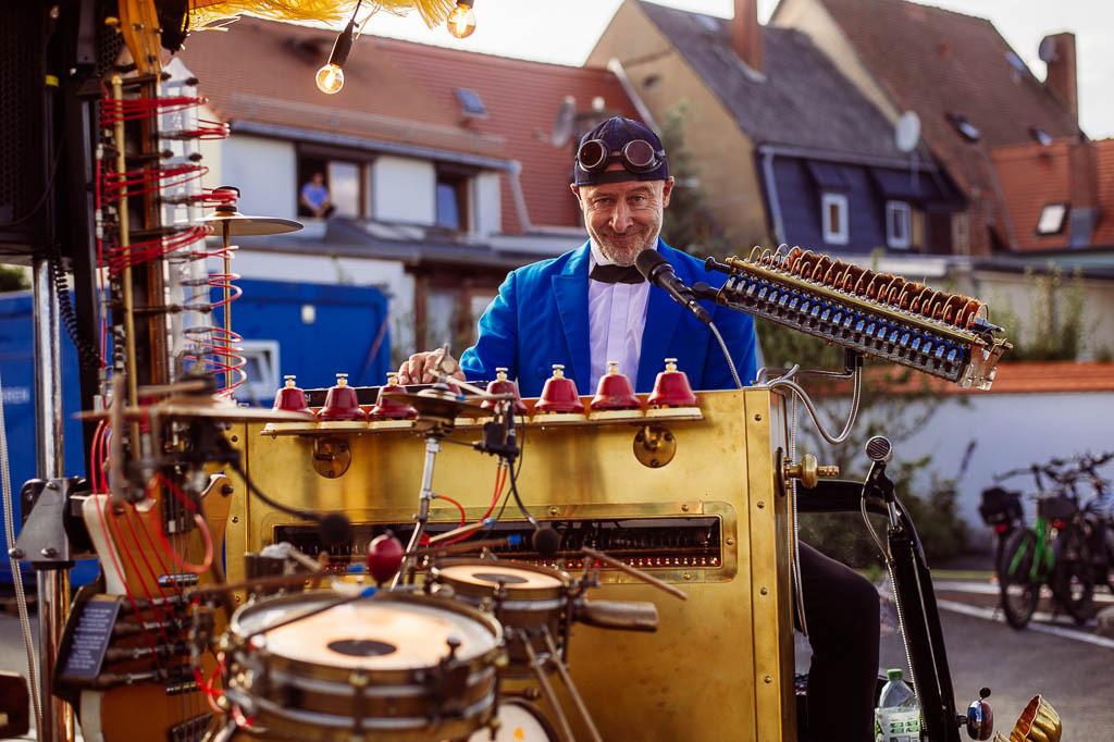 Universal Druckluft Orchester | Das Universal Druckluft Orchester mit Peter Till am Forte Belvedere Leisnig zum Festival Hallo Leisnig 2022. - Realisiert mit Pictrs.com