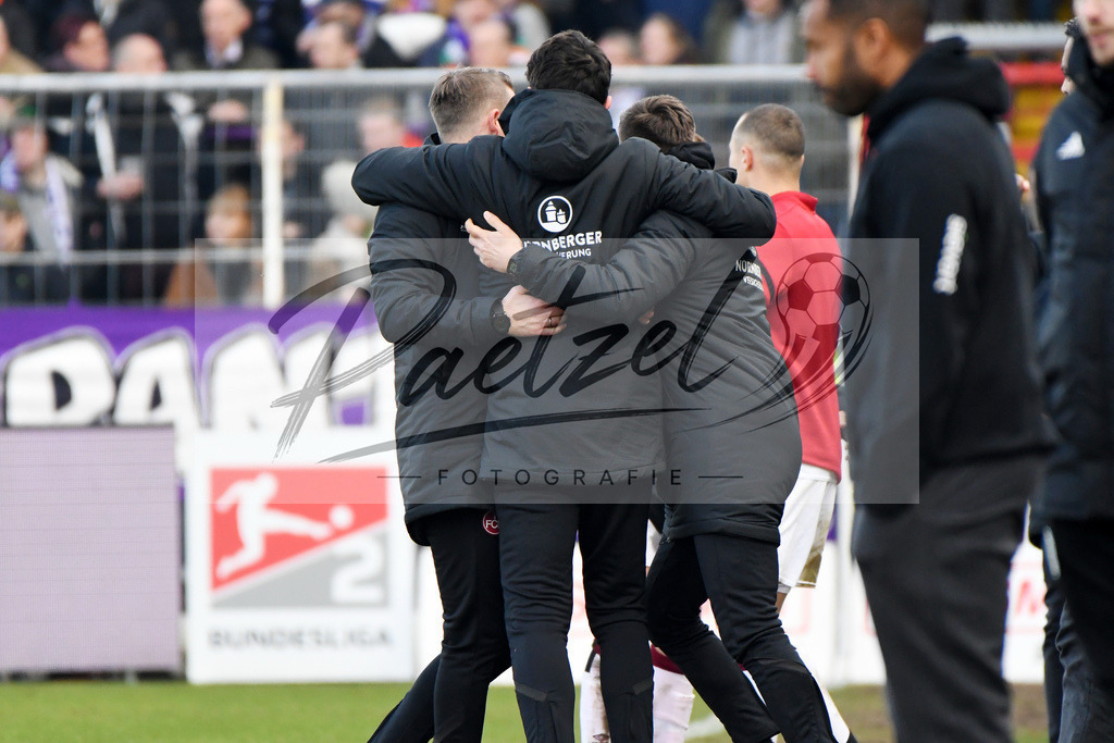 20200208_OSNFCN_0113 | Fußball, Herren: . Die Spieler vom 1. FC Nuernberg Schlussjubel, jubeln nach dem 0:1 Sieg waehrend des Spiels der 2. Bundesliga zwischen VfL Osnabrueck und 1. FC Nuernberg im Stadion an der Bremer Bruecke am 08.02.2020 in Osnabrueck, Deutschland.DFB / DFL REGULATIONS PROHIBIT ANY USE OF PHOTOGRAPHS AS IMAGE SEQUENCES AND/OR QUASI-VIDEO. - Realisiert mit Pictrs.com
