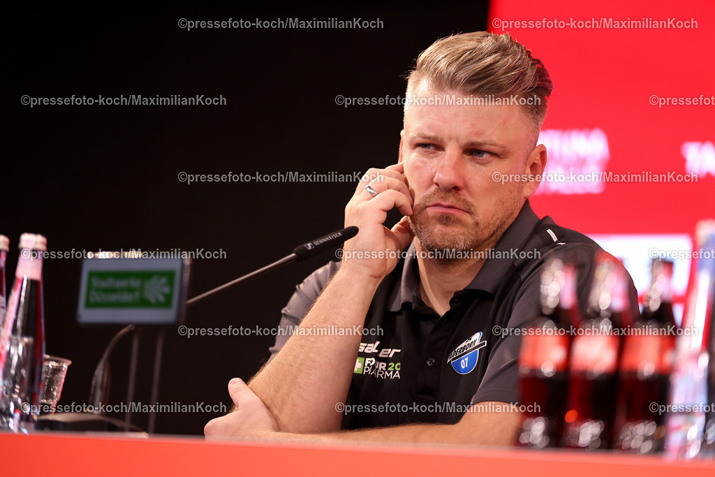 Due09112401096 | 09.11.2024, Fußball, Fortuna Düsseldorf - SC Paderborn 07, 2. Bundesliga, Merkur Spiel-Arena, Saison 2024 2025: Pressekonferenz mit den Trainern nach dem Spiel. Trainer Lukas Kwasniok (Cheftrainer Paderborn)DFB regulations prohibit any use of photographs as image sequences and or quasi-video.