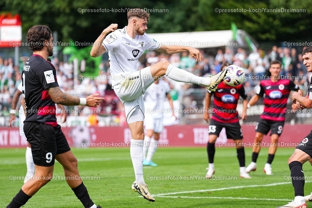xydr03082501108 | 03.08.2025, xydrx, Fußball, 3.Liga, Viktoria Köln - FC Schweinfurt 05, Saison 2025 2026, Sportpark Höhenberg: Lex-Tyger Lobinger (Viktoria Köln #9) Luca Trslic (1.FC Schweinfurt 05 #18)   DFB regulations prohibit any use of photographs as image sequences and or quasi-video.