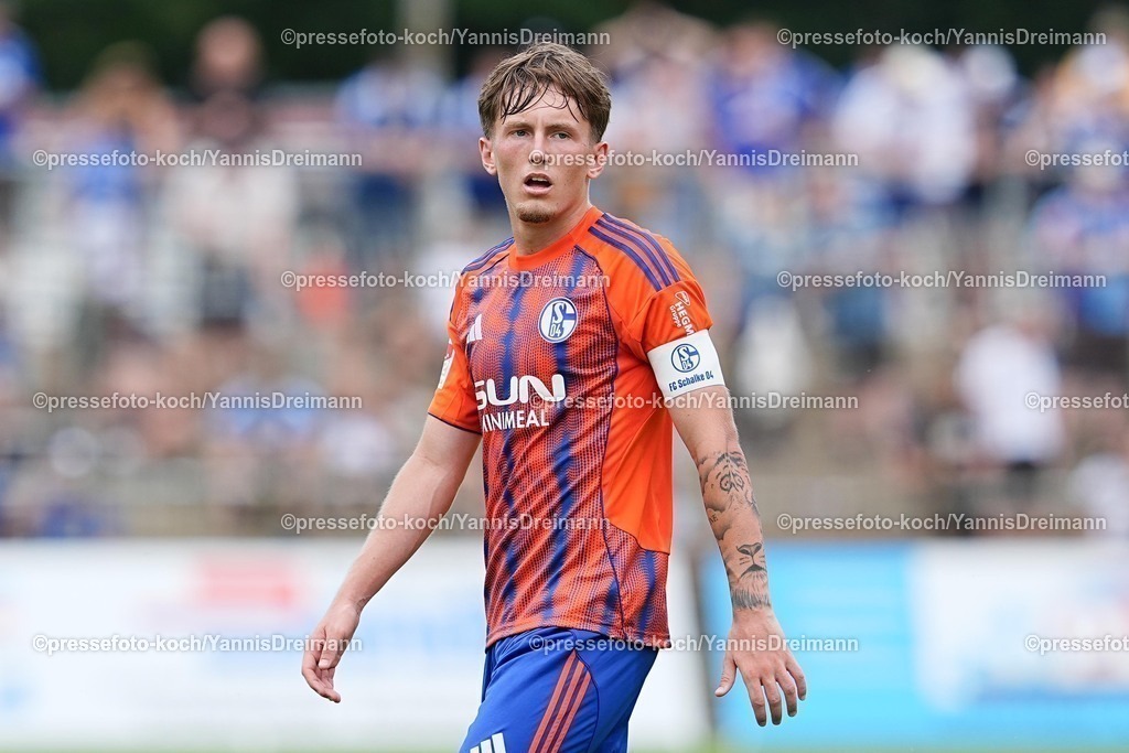 xYDR20072501024 | 20.07.2025, xydrx, Fußball, Rot Weiss Ahlen - FC Schalke 04, Testspiel, Wersestadion: Max Grueger (FC Schalke 04 #37)