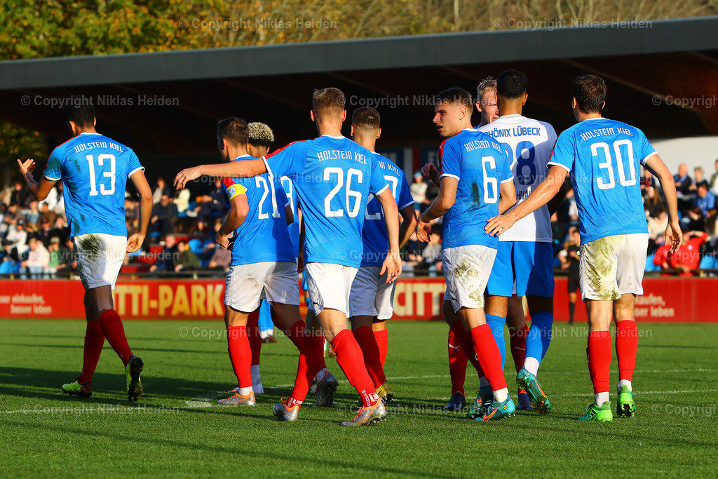 NH_HolsteinKielU23_PhönixLübeck_RegionalligaNord_3010 | Jubel der Holstein Kiel U23 über den 1:1-Ausgleich im Spiel gegen den 1. FC Phönix Lübeck.