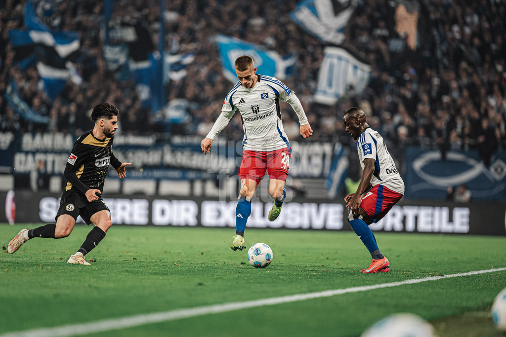 Fußball | Männer | Saison 2024/2025 | 2. Fußball-Bundesliga | 27. Spieltag | Hamburger SV vs. SV 07 Elversberg | 28.03.2025 | Miro Muheim (#28, HSV) spielt den Ball mit der Hacke zu Jean-Luc Dompe (#7, HSV)