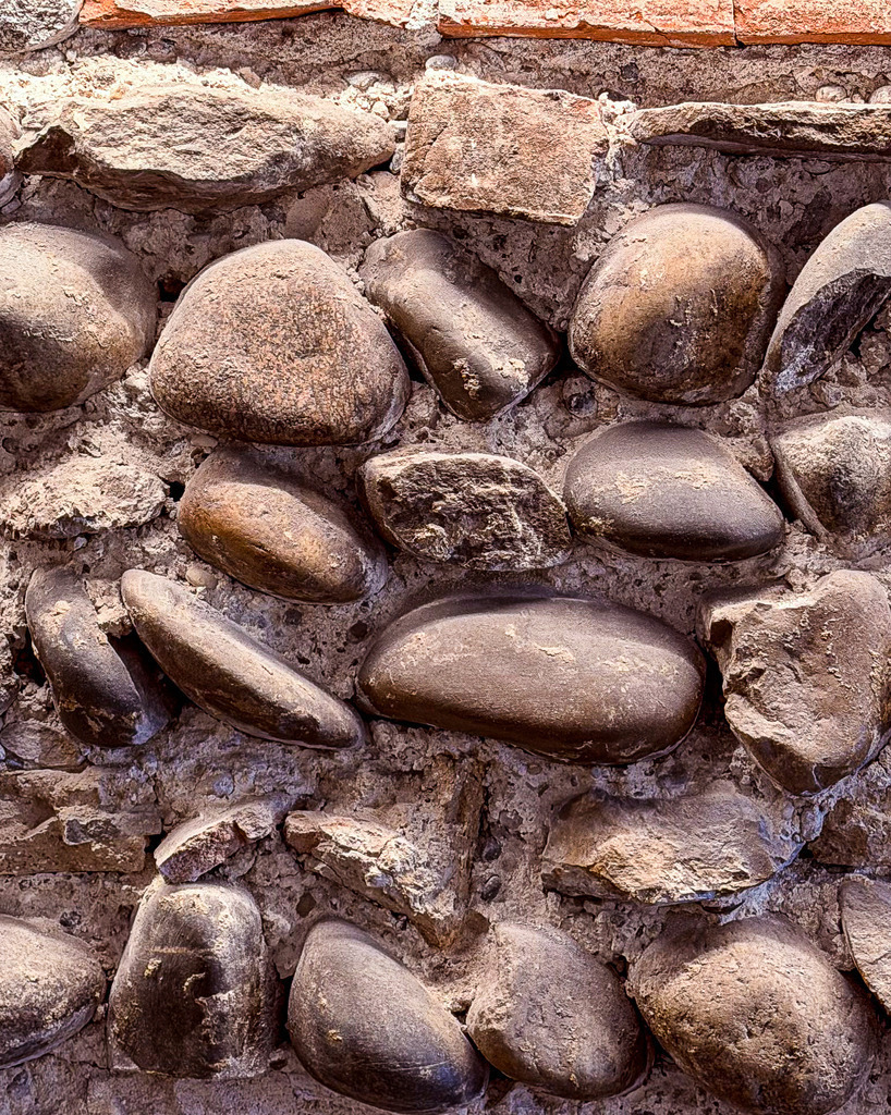 Wandbild Kunstdruck Poster – Natur-Formen: Rustikale Steinwand-Ästhetik von Robert Steinke | Ein faszinierendes Meisterwerk der Natur und traditionellen Baukunst, das durch seine pure, haptische Präsenz besticht. Diese detailreiche Makro-Aufnahme fängt die raue, ungezähmte Schönheit einer historischen Steinwand ein. Jeder einzelne Flussstein und jede Felsstruktur erzählen eine eigene Geschichte, während das warme, natürliche Licht die plastische Dreidimensionalität der Texturen meisterhaft betont. Ein Bild, das die perfekte Balance zwischen rustikaler Gemütlichkeit und minimalistischer, moderner Kunst hält.Dieses ausdrucksstarke Kunstwerk bringt eine erdende, beruhigende Kraft und eine extrem warme Wohlfühl-Atmosphäre in deine Räume. Ein absolut zeitloser und stilvoller Blickfang für ein modernes Wohnzimmer, das kreative Büro, eine gemütliche Küche, das Loft oder für ein rustikales Flair im Flur.Um die plastische Tiefe und die erdigen Farbtöne dieser Steinstruktur perfekt zur Geltung zu bringen, empfehle ich den Druck auf unserer Premium-Matte-Leinwand. Durch die feine Leinenstruktur wirkt das Motiv wie eine echte, plastische Steinwand im Raum. Alternativ sorgt robustes Alu-Dibond für ein ultra-modernes Galerie-Finish. Hol dir diese zeitlose Natur-Ästhetik direkt an deine Wand! - Realisiert mit Pictrs.com
