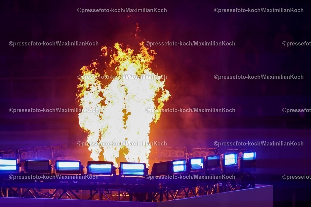 FISU16072501072 | 16.07.2025, Duisburg, FISU World University Games Summer, Rhine-Ruhr 2025, Opening Ceremony, Schauinsland-Reisen-Arena: zeremonieller Höhepunkt - Heide Ecker-Rosendahl trägt die Fackel mit dem Feuer in die Arena Die Flamme des Sports wird entfacht Symbolfoto, Symbol, Symbolbild, symbolisch, Themenbild, Feature, Detailfoto, Detail, Nahaufnahme,  