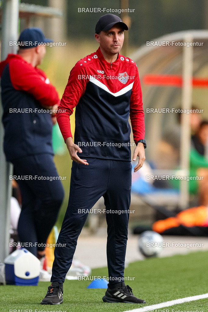 1_KFCWAT_20250723_0717.JPG -  - KFC Uerdingen - SG Wattenscheid 09 - Testspiel | Krefeld, Deutschland, 23.07.25: Trainer Julian Stöhr (KFC Uerdingen) schaut waehrend des Testspiel Spiels zwischen KFC Uerdingen - SG Wattenscheid 09 in der Covestro Sportpark am 23. July 2025 in Krefeld, Deutschland. (Foto von Stefan Brauer/Brauer-Fotoagentur)