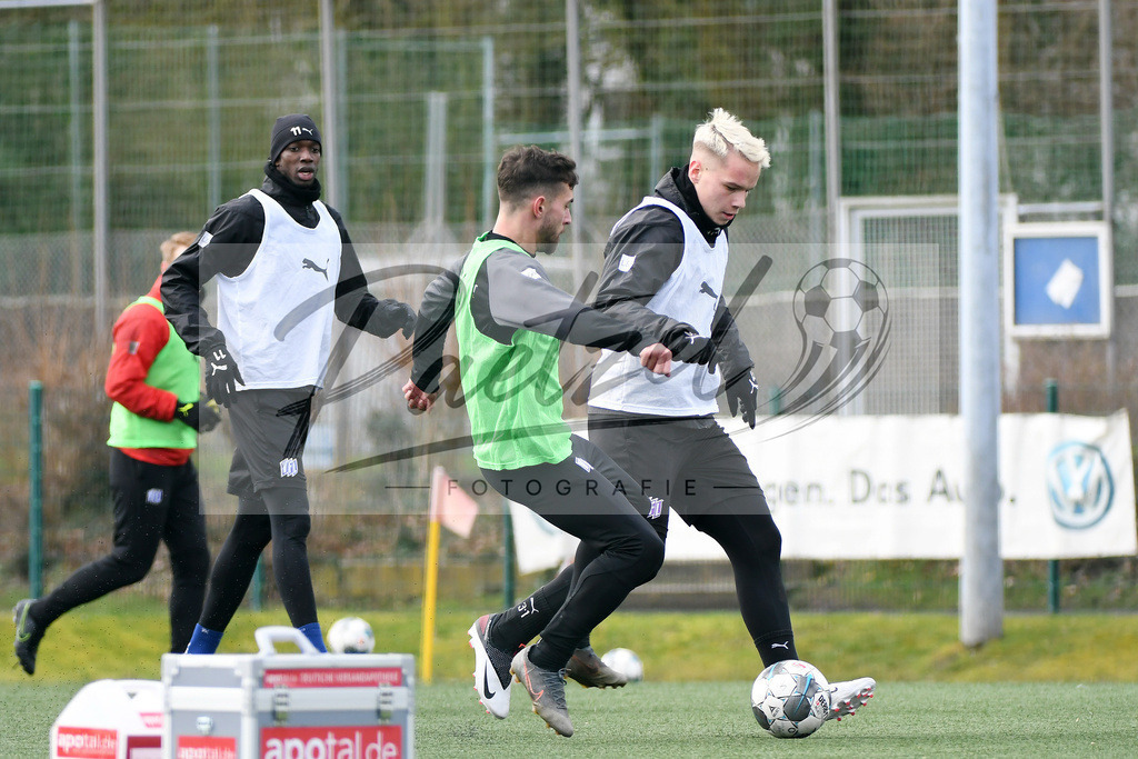 20200302_TRAOSN_0016 | Fussball, Herren: Manuel Farrona Pulido (VfL Osnabrueck) und Niklas Schmidt (VfL Osnabrueck) im Zweikampf waehrend der Trainingseinheit des VfL Osnabrueck im Sportpark Illoshoehe am 02.03.2020 in Osnabrueck, Deutschland. - Realisiert mit Pictrs.com