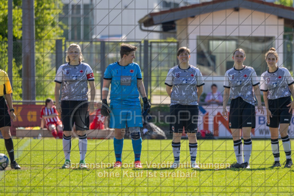20250501_102842_0044 | #,1.FC Donzdorf II (rot) vs.1.Göppinger SV (weiß), Fussball, Frauen-Bezirkspokal Halbfinale Saison 2024/2025, Rasenplatz Lautertal Stadion, Süßener Straße 16, 73072 Donzdorf, 01.05.2025 - 10:30 Uhr,Foto: PhotoPeet-Sportfotografie/Peter Harich