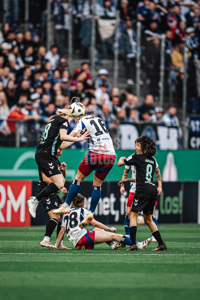 Fußball | Frauen | Saison 2024/2025  | DFB-Pokal der Frauen | Halbfinale | Hamburger SV vs. Werder Bremen | 23.03.2025 | Kopfballduell zwischen Lina Hausicke (#18, Werder Bremen) links und Christin Meyer (#16, HSV)