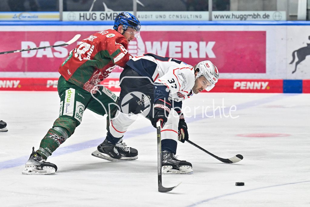 Augsburger Panther - Nürnberg Ice Tigers | AUGSBURG, GERMANY - 23. DECEMBER: im Duell Maximilian RENNER (Augsburger Panther 58) und Tyler SPEZIA (Nürnberg Ice Tigers 37) während dem Match zwischen den Augsburger Panthern und den Nürnberg Ice Tigers am 31. Spieltag der Penny DEL im Curt Frenzel Stadion
