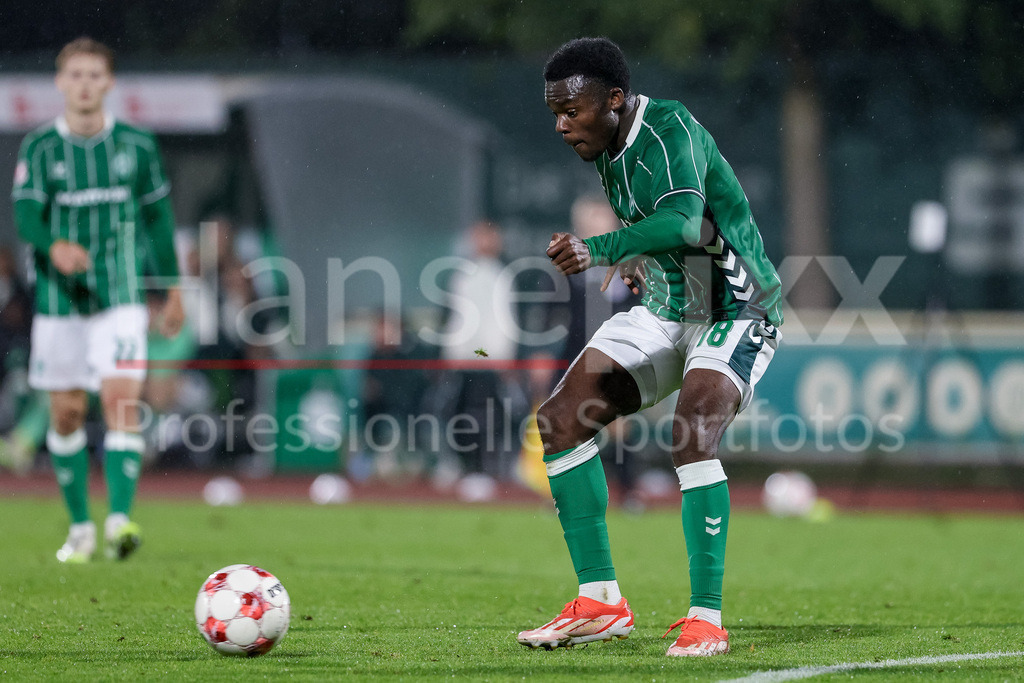 Fussball, Regionalliga Nord, SV Werder Bremen II - FC Eintracht Norderstedt | Princewell Mbock (SV Werder Bremen II, 18) am Ball, Einzelbild, Ganzkörper, Aktion, Action, Spielszene