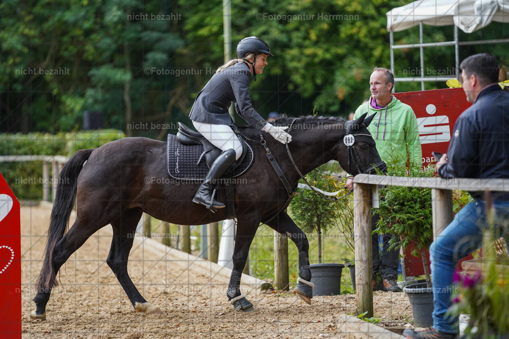 20231008-SN_01113 | Professionelle Turnier- und Reitsportfotografie - mit dem Finger am Auslöser. Pferdebilder aus dem Reitsport von den Turnierfotografen  Bayern , Pferdefotograf Bayern, Pferdeshooting Turnierbilder, Hochzeitsfotograf, Eventfotograf, Hochzeitsbilder