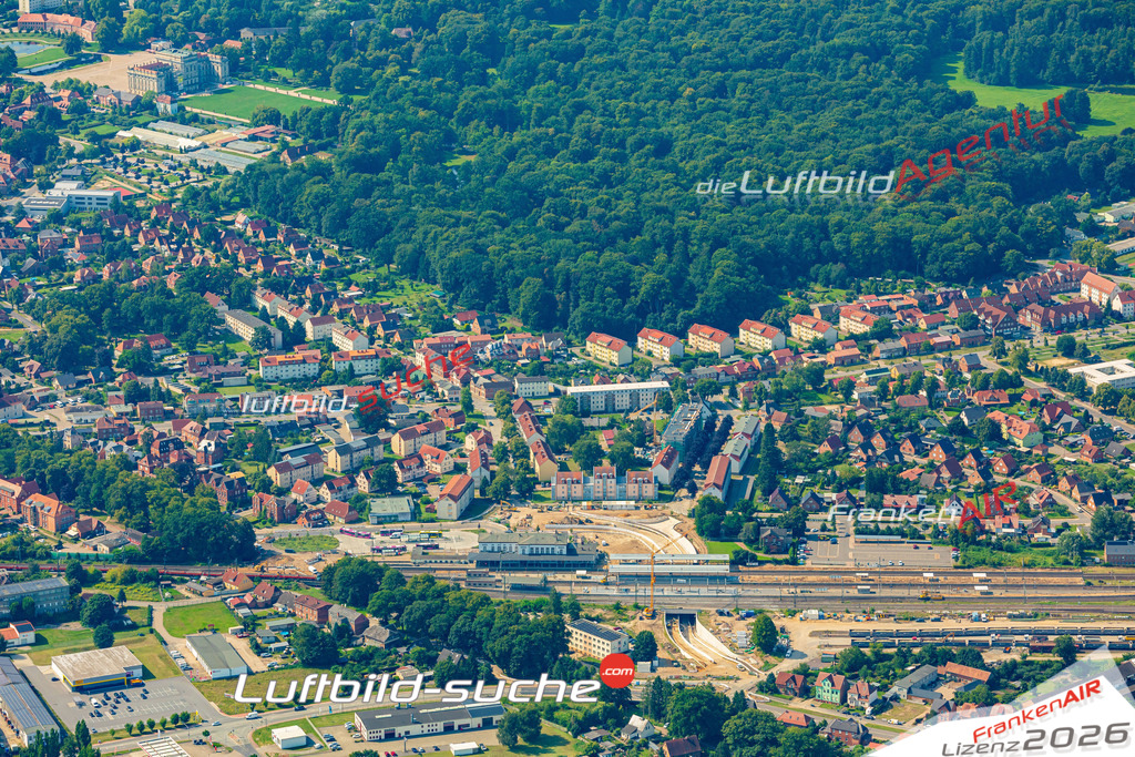 Bild der Stadt Ludwigslust - Die Luftaufnahme wurde 2025 vom UL-Flugzeug heraus erstellt ( keine Drohne ) - Hochauflösende Luftaufnahme - für professionelle Ausdrucke geeignet. Die Geschenkidee !Hier alle&nbsp;Infos zur Lizenzierung der LuftaufnahmeWir fliegen auch dieses Jahr wieder in Ihre Region um Luftbilder zu erstellen.- Luftbild anfragen