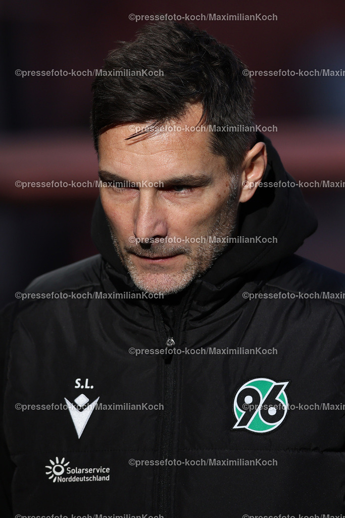 1FC30112402070 | 30.11.2024, Fußball, 1. FC Köln - Hannover 96, 2. Fußball Bundesliga, RheinEnergieSTADION, Saison 2024 2025: Trainer Stefan Leitl (Cheftrainer Hannover)DFB regulations prohibit any use of photographs as image sequences and or quasi-video.