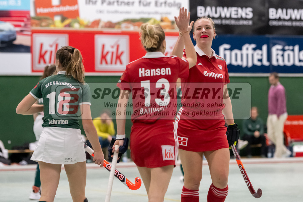 SFE_20241201_0019 | Köln, Deutschland, 01.12.2024:  Hockey 1. Bundesliga Damen Rot-Weiss Köln - HTC Uhlenhorst im KTHC Stadion Rot-Weiss Köln Tennis and Hockey Club am 01.12.2024 in Köln, Deutschland. (Foto von Stephan Fehrmann)Köln, Germany, 01.12.2024: Hockey 1. Bundesliga Damen Rot-Weiss Köln - HTC Uhlenhorst in KTHC Stadion Rot-Weiss Köln Tennis and Hockey Club at 01.12.2024 in Köln, Deutschland. (Foto from Stephan Fehrmann)