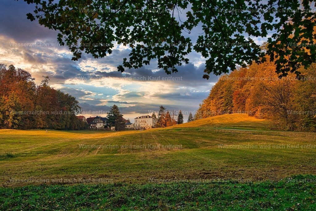 Herrnhut - Blick zur Villa Glitsch | Herrnhut ist eine Stadt im sächsischen Landkreis Görlitz in der Oberlausitz. Zentral zwischen den Städten Löbau und Zittau gelegen, ist sie als Gründungsort der Herrnhuter Brüdergemeine, durch die Produktion der Herrnhuter Sterne und internationale Missionsarbeit bekannt. - Realisiert mit Pictrs.com