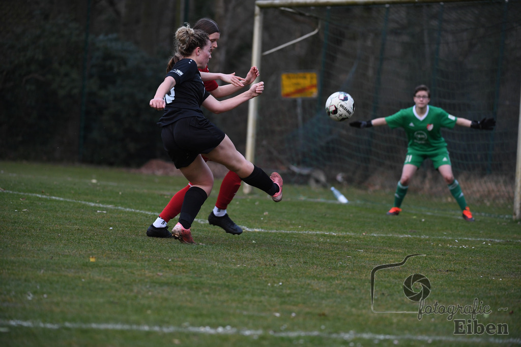 SG am Meer-SpVG Aurich U20 | Bezirksliga Frauen Nord; SG am Meer (schwarz)-SpVG Aurich U20 (rot) am 23.03.2025; in Gristede (Fehrenkampstr. 2a), Photo: Philip Eiben 2025 - Realisiert mit Pictrs.com