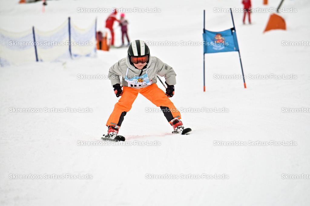 SRF_20.02.2026_0762 | Skirennfotos,Serfaus,Fiss,Ladis,Kinderskirennen,Winter,Tirol,Oberland,skirace,SFL,feelfree,weil wir's genießen,ski,Ski,skifahren,Sonnenplateau, - Realisiert mit Pictrs.com