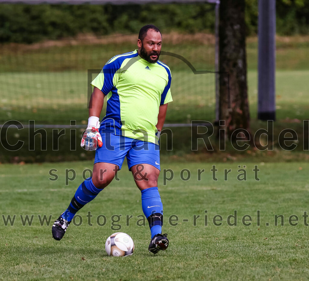 2023-08-27_049_TSV_Egmating_II_gegen_SG_Grasbrunn-Haar_II | Egmating, Deutschland, 27.08.2023:
Fußball, B-Klasse 2023 / 2024, 2. Spieltag, TSV Egmating II gegen (SG) Grasbrunn / Haar II, Endergebnis: 1:2

Torwart Tobias Hahn ((SG) Grasbrunn / Haar II, #1)

Foto: Christian Riedel / fotografie-riedel.net