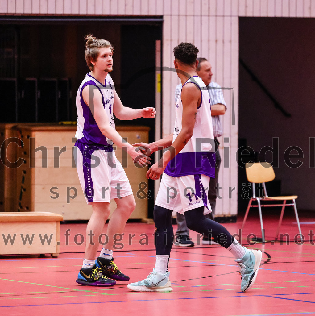 2022-05-29_022_SpVgg_Altenerding_gegen_Muenchen_Basket_2 | Erding, Deutschland, 29.05.2022:
Basketball, Bezirksliga 2021 / 2022, Herren Turnier der 2. der Aufstiegsrunden, SpVgg Altenerding gegen München Basket 2, Endergebnis: 

Kristof Vadasz (SpVgg Altenerding, #8), Luis Winkler (SpVgg Altenerding, #11)

Foto: Christian Riedel / fotografie-riedel.net