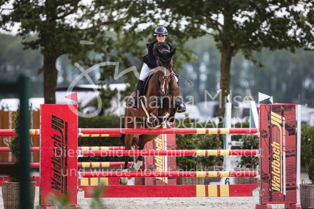 240616_Lemwerder_M2-Springen-542 | Deine schönsten Turniermomente als professionelle Fotos! Entdecke hochwertige Pferdesport-Fotografie im Online-Shop. Jetzt Fotos finden & bestellen!