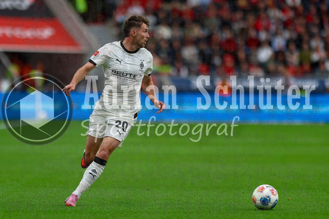 Bayer 04 Leverkusen vs Borussia Mönchengladbach - Bundesliga  | Leverkusen, Deutschland, 21.09.25:   Joseph Michael Scally (Borussia Mönchengladbach) in Aktion am Ball, Einzelaktion waehrend des Spiels der Bundesliga zwischen  Bayer 04 Leverkusen vs Borussia Mönchengladbach in der BayArena(Foto von Brauer-Fotoagentur / Adrian Schlueter)