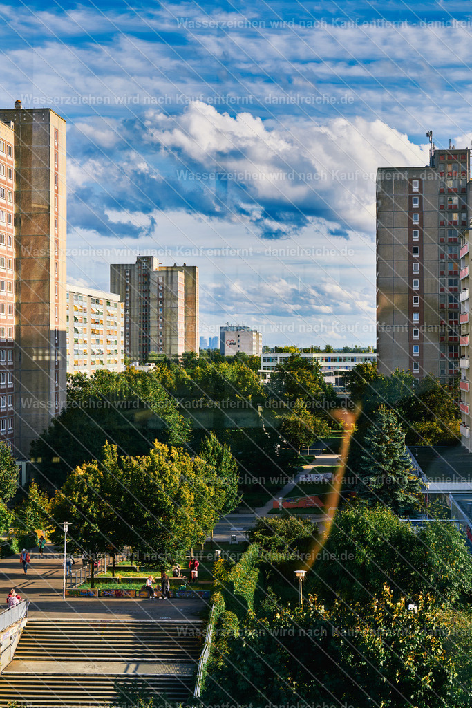 Leipzig Grünau Mitte Blick auf PH16-Bauten Stuttgarter Allee (Herbst 2025) | Leipzig Grünau Mitte Blick auf PH16-Bauten Stuttgarter Allee (Herbst 2025) - Realisiert mit Pictrs.com
