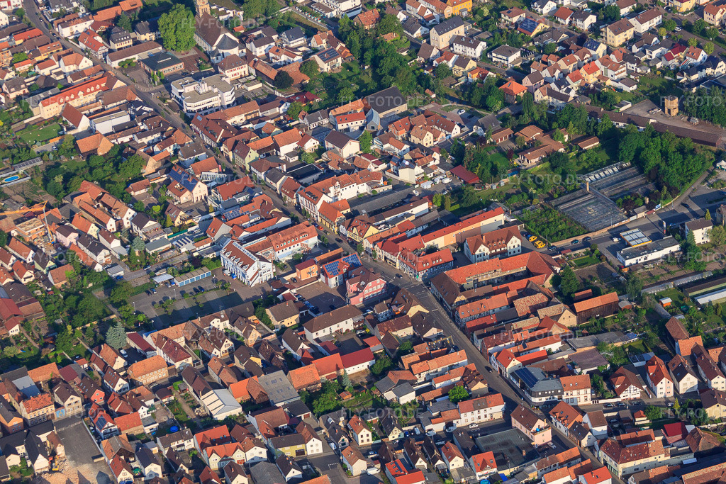 Luftbild: Mittlere Ortstraße aus Osten in Rülzheim im Bundesland Rheinland-Pfalz in Deutschland. – Foto: IMG_64938.jpg vom 18.05.2014 durch Werner Riehm/FLY-FOTO.de – Auflösung des Originals: 4752 x 3168 px