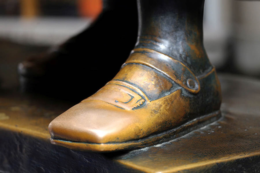 Foto: Leipzig - Faust-Skulpturen in der Mädler Passage - Schuh von Faust | Das Team hinter BILDLEXIKON LEIPZIG bündelt historische wie aktuelle Informationen über die Stadt Leipzig in Text und Bild auf einer Plattform und stellt diese der interessierten Öffentlichkeit zur Verfügung.
