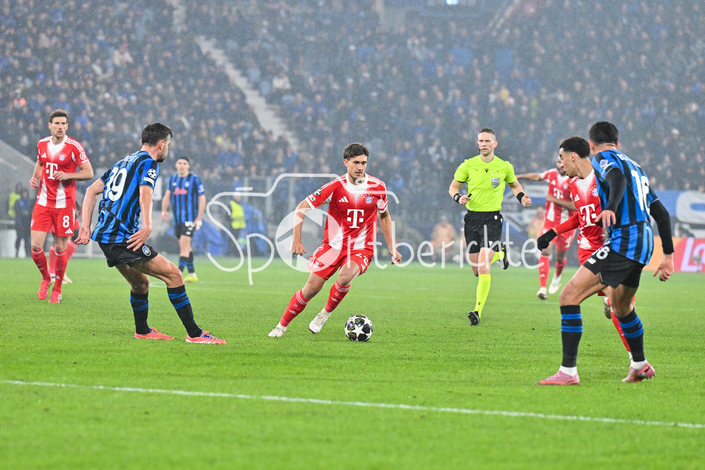 Atalanta Bergamo - FC Bayern München | BERGAMO, ITALY - 10. MARCH: tackle witch ball TOM BISCHOF (FC Bayern Munich 20) and Berat DJIMSITI (Atalanta Bergamo 19) during the UEFA Champions League match between Atalanta Bergamo vs. FC Bayern Munich on first leg of round of 16 at New Balance Arena