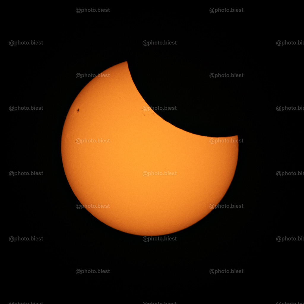 Partielle Sonnenfinsternis | Die partielle Sonnenfinsternis vom 29. März 2025. Der Mond verdeckt ca. 20% die Sonne. Es sind zudem auch Sonnenflecken der Sonne erkennbar. - Realisiert mit Pictrs.com