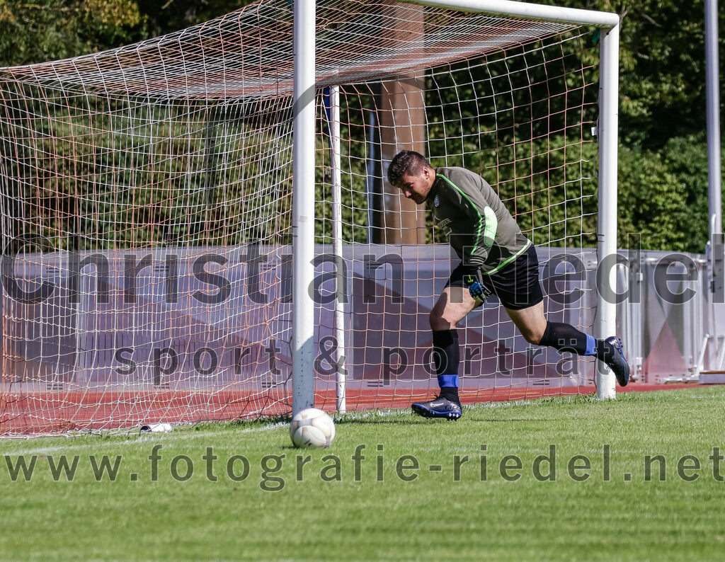 2023-09-02_063_SG_Markt_Schwaben_gegen_TSV_Hohenbrunn | Markt Schwaben, Deutschland, 02.09.2023:
Fußball, Kreisklasse 2023 / 2024, 3. Spieltag, (SG) Markt Schwaben gegen TSV Hohenbrunn, Endergebnis: 2:0

Torwart Calvin Weinert (TSV Hohenbrunn, #1)

Foto: Christian Riedel / fotografie-riedel.net